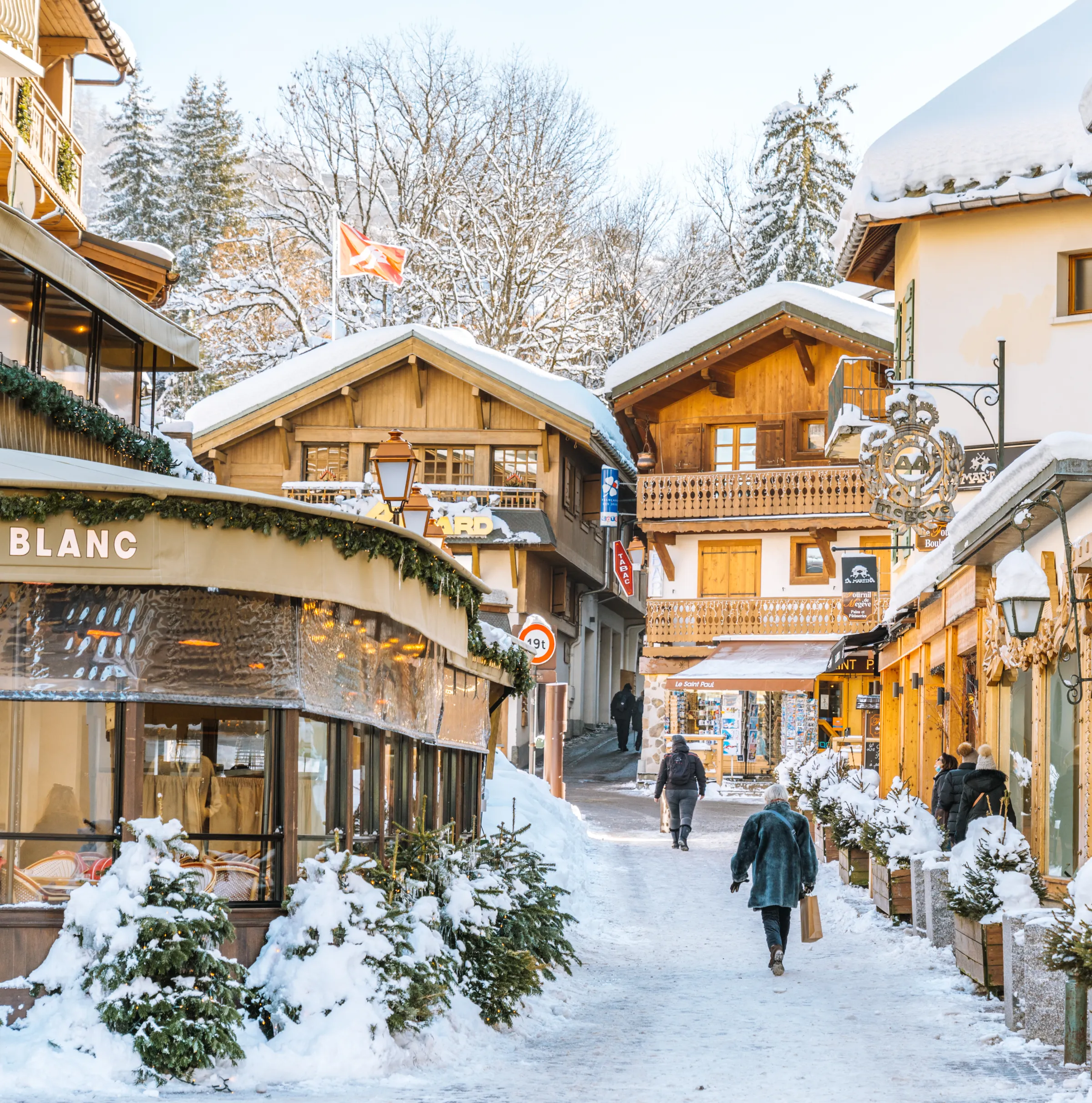 Megève village alpin — gestion locative chalet par ALPÉON